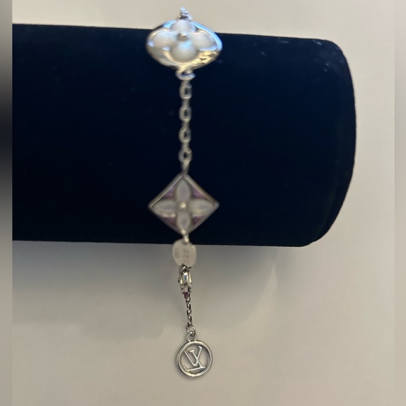 Louis Vuitton Bracelet with Silver and Pearl charms - Picture 4 of 5
